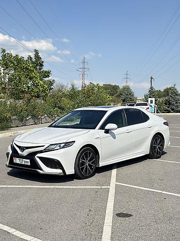 Toyota: Toyota Camry: 2023 г., 2.5 л, Гибрид — 2