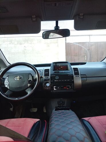 Toyota: Toyota Prius hibrid, qırmızı rəng, liftback kuzov. Texniki və — 9