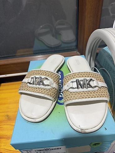 Tərliklər: Qadın üçün MK loqolu yay şlapesi - Model: Michael Kors slip-on — 1