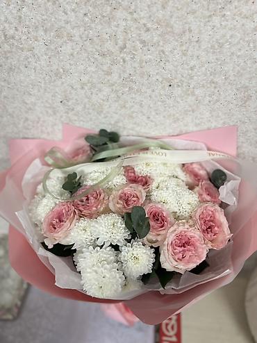 Букеты из живых цветов: Букет «Нежность в розовом» - Состав: кустовые белые хризантемы — 7