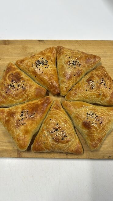 крышки от бутылки: Самса треугольная, румяная и слоистая, посыпанная кунжутом (белым и