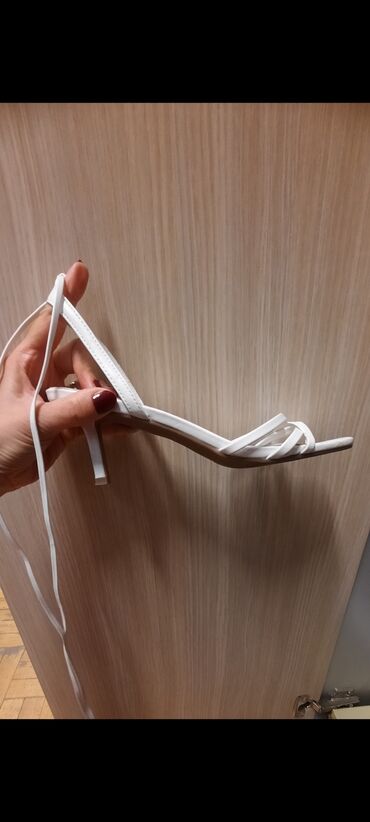 bele japanke: Prelepe bele sandale sa pertlanjem oko noge,vel 40,gazište 26cm