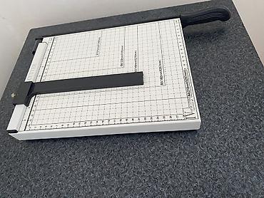 kəsik əl şəkilləri: Kağız kəsici (guillotine tipli) - Format göstəriciləri ilə iş masası — 2