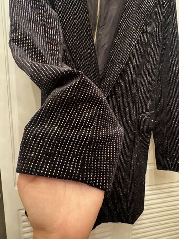 Ziyafət donları: Qara rəngdə, xırda parıltılı daşlarla bəzədilmiş qadın — 2