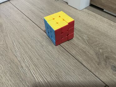 игральные кубики: Кубик Рубика собранный новый