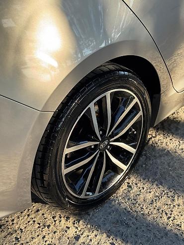 kia avtosalon: Kia Optima sedan – gümüşü rəngdə, tam ölçülü şəhər və magistral üçün — 4