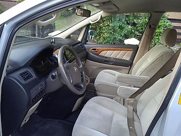 такси караван: Toyota Alphard — просторный японский минивэн серебристого цвета — 6