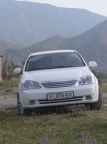 hyundai центр: Автомобиль марки Daewoo Lacetti белого цвета. Этот седан среднего