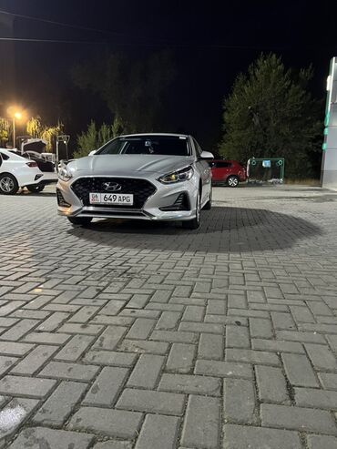 купить машину под выкуп: Серебристый седан Hyundai Sonata с элегантным дизайном и современной