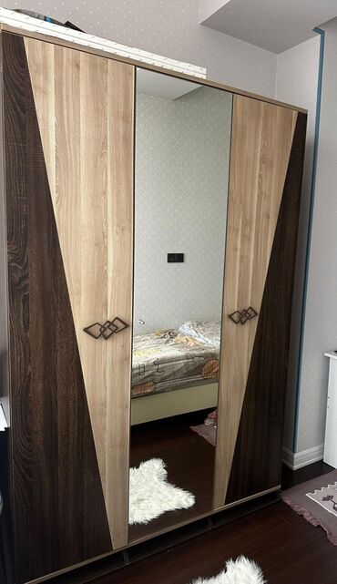 şifonerlər 2ci əl: İşlənmiş, Açılan, 3 qapılı Düz dolab