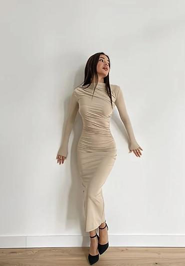 Bej rəngli uzun don - Model: bədənə oturan, midi uzunluq (baldırdan