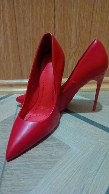женские розовые туфли: Qırmızı hündür daban qadın tuflisi - Model: klassik “stiletto” tipli