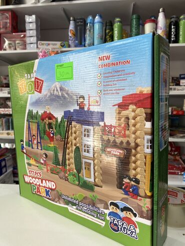 oyun oyna bakı: TOYS brendinin lego tipli oyunu uşaq bu oyunda örtükün üstünə kiçik
