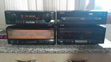 Musiqi mərkəzləri: Dörd komponentdən ibarət Technics Hi-Fi stereo sistemi, musiqidən