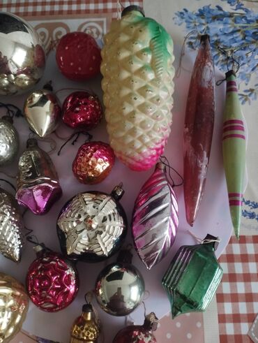 Ёлочные шары и украшения: Продаю новогодние игрушки. - Красные глянцевые шарики разных размеров — 2