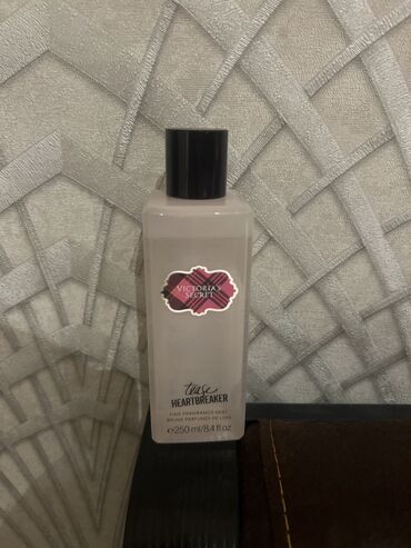 qara rəng qadın futbolkaları: Victoria's Secret-dən Tease Heartbreaker ətirli sprey təqdim olunur