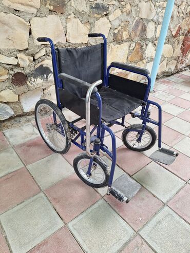 göy lampa: Göy rəngli, qatlanabilən əlil arabası. Oturacağı və kürək hissəsi qara