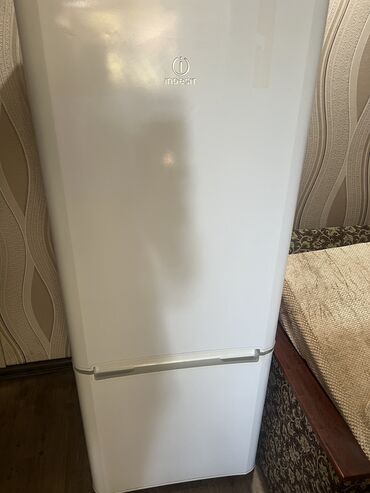 скупка старой бытовой техники: Холодильник Indesit 2х камерный очень удобно открывать морозилка снизу