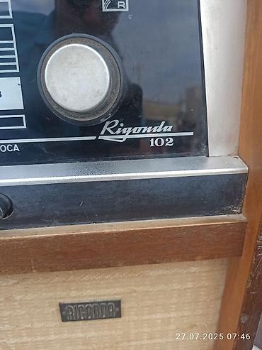 retro gramofon: Bu "Rigonda 102" modeli retro üslublu radiola, vinil plastinkalar üçün — 3