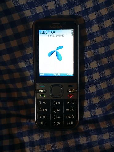oprema za brzu hranu: Nokia mobilni telefon sa fizičkom tastaturom, u klasičnom candybar — 1