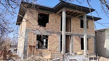 Кыймылсыз мүлк: Продаю недостроенный дом на участке 7,5 соток в районе обл. больницы — 2