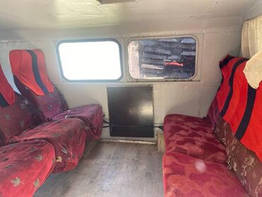 жеңил жүк ташуучу унаалар: Автомобиль УАЗ-452, также известный как «Буханка», в цвете хаки. Этот