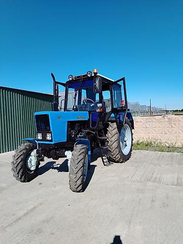 Traktorlar: Belarus 82.1 təkərli traktor Texniki xüsusiyyətlər və təchizat: - 4x4 — 10