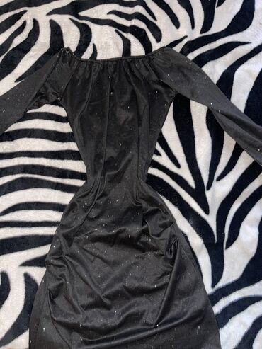 черное платье с открытыми плечами: Вечернее платье, Короткая модель, С рукавами, S (EU 36)