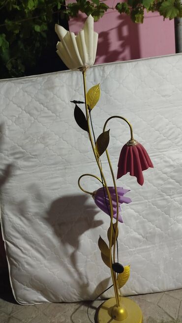 isiqlandirma: Qızılı rəngli metal gövdəli, zərif çiçək formalı lampa. Üç ədəd