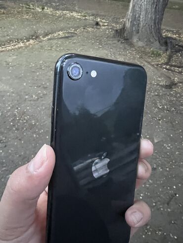 Apple iPhone: IPhone SE 2020, Б/у, 128 ГБ, Черный, Чехол, 77 %