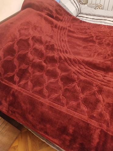 толстовочный флис это: Qalın flanel/plüj yorğan – tünd bordo rəngdə - Material: yumşaq, sıx — 3