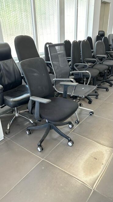 Офисные кресла: Офисное кресло, Б/у, С колесиками, цвет - Черный — 11