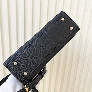 Torbe: Elegantna crna ručna torba od zrnaste kože, klasičnog trapezastog — 4