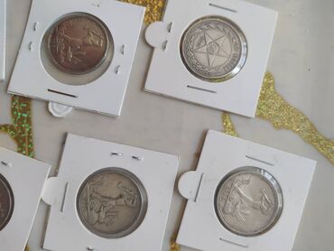 5 dollar nece manatdir: Gümüş qəpiklər, 900 əyyar, 10 qram. Bir ədədi 15 manat. 1 ədəd 1922 il