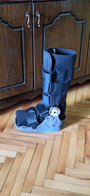 stolica za invalide: Do kolena kompresivna cizma,vrlo kratko koriscena,kao nova