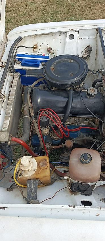 arxa kapot: VAZ 21011sedan, ağ rəng. - Ban növü: 4 qapılı sedan - Rəng: ağ - — 4