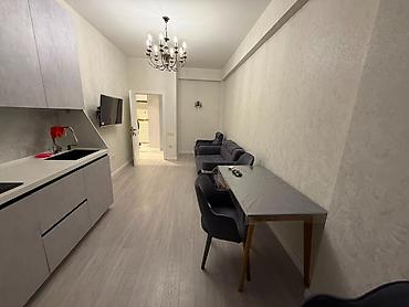binəqədi: Ayna Sultanova heykəli, Fərid Palas şadlıq sarayı yaxınlığında 10 — 3