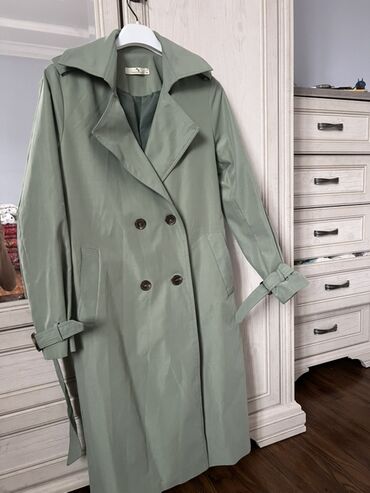стильные плащи больших размеров: Двубортный женский тренч цвета шалфея. - Классический крой до