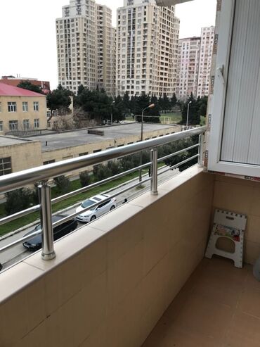 Mənzil metronun İnşaatçılar stansiyasının düz çıxışında 16 mərtəbəli