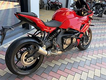 мотоцикл ducati: Спорт‑байк Ducati (класс спорт‑турист), красный. Ключевые — 3