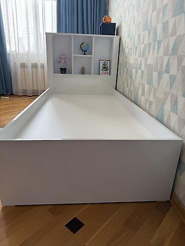 körpə çarpayıları: Ağ rəngdə tək nəfərlik çarpayı – başlıq hissəsi raflı, alt hissəsi iri — 8