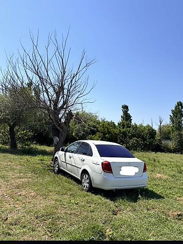 Digər avtomobillər: Ağ rəngli sedan – 4 qapılı, komfortlu və qənaətcil şəhər avtomobili — 4