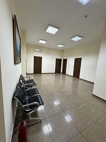 Аренда офисов: Сдаю Офис целиком: 300 м², В жилом комплексе, С ремонтом, Первая линия, С отдельным входом, С отдельным санузлом — 22