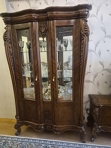 ustol ustul: Klassik üslubda dəst mebellər – qonaq otağı üçün komplekt Tərkibi: - — 5