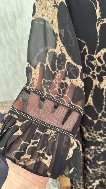 Dəstlər, kostyumlar: Qara rəngdə zərli və mirvari bəzəkli iki hissəli dəst: - Üst: qısa — 9