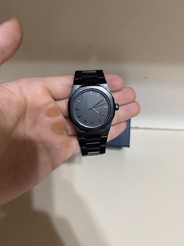 Minimalist qara qol saatı - Korpus və qolbaq: mat qara, metal