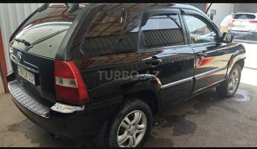 Kia: Kia Sportage – qara rəngli kompakt SUV Xarici: - Qara kuzov, 5 qapı - — 5