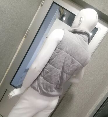 Prsluci: Ženska pufna prsluk-jakna bez rukava, siva. - Kroj: kraći, blago — 2