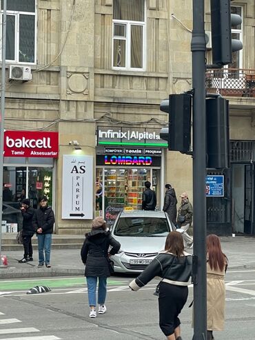 Biznes üçün program təminatı: Salam.28 mayda molun cixişi ile uz be uz magaza icerisinde etir vitrin