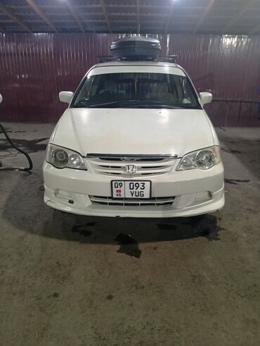 домик на колесо: Белый минивэн Honda Odyssey, оснащенный багажником на крыше